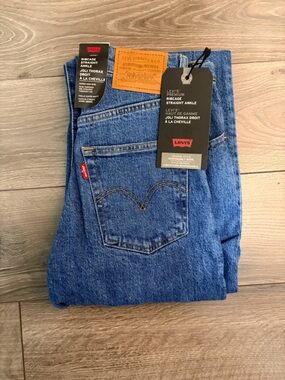 24x27 Levi's Women's Straight Leg Ribcage Straight jeans
